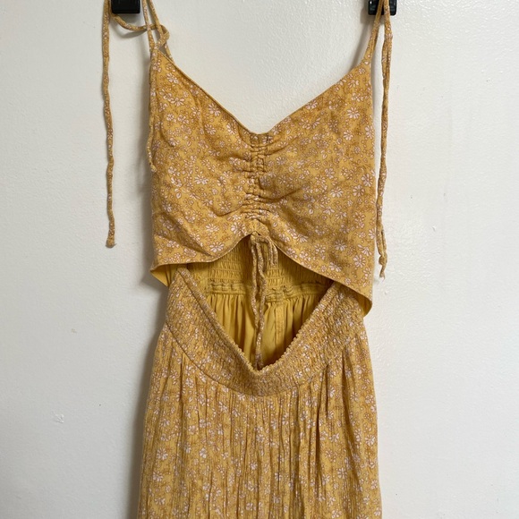 yellow cut-out sundress - Picture 2 of 4